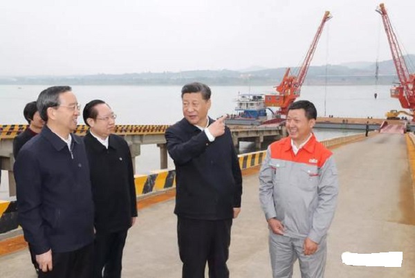 風(fēng)從虎，雨從龍，大大來(lái)了雨迎接！興發(fā)牛，大壩壯，主席來(lái)了宜昌亮！